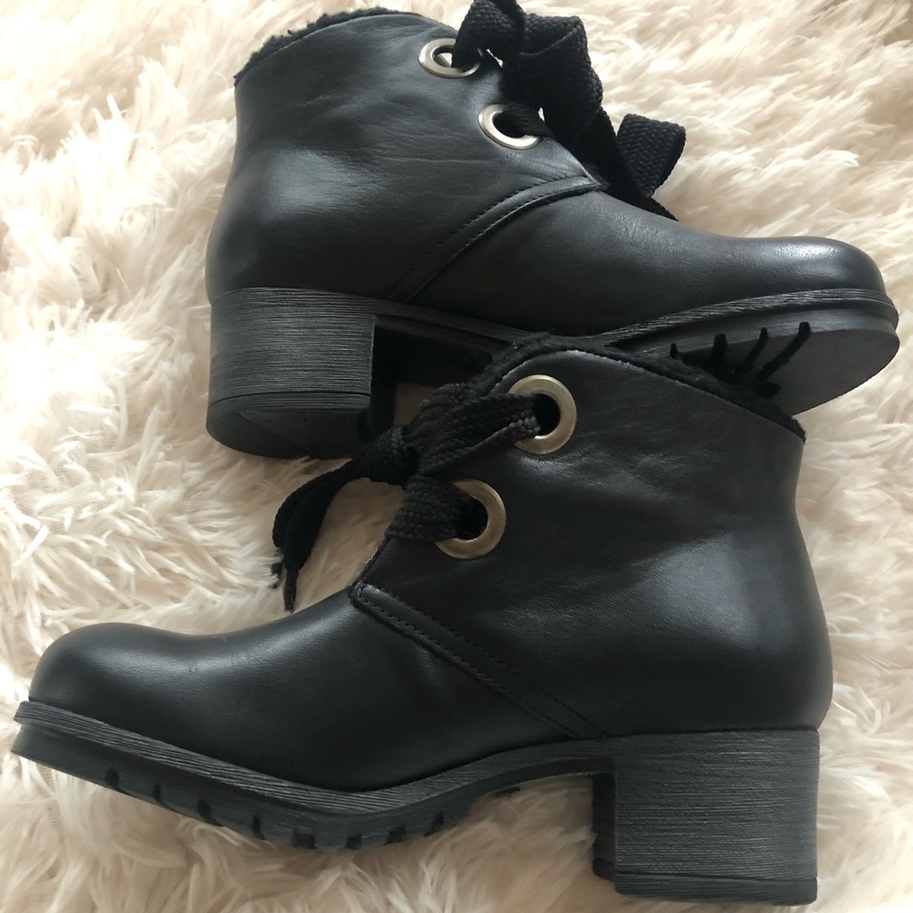 Bos.& Co. Super cute, black smooth leather mini Sherpa Manx boot, size 5.5 US.
